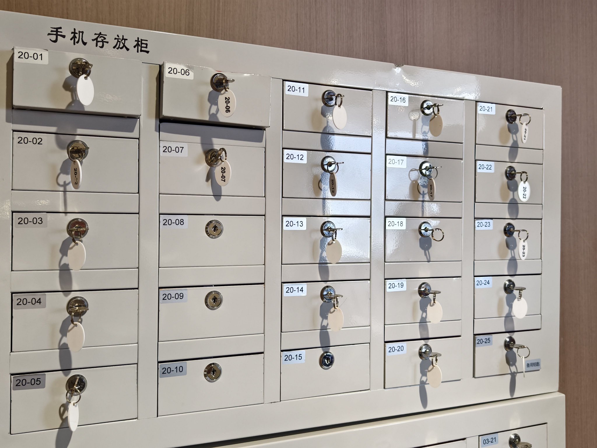 直击*ST新潮临时股东大会：中小股东“助攻”伊泰系上位，混乱能否终结？