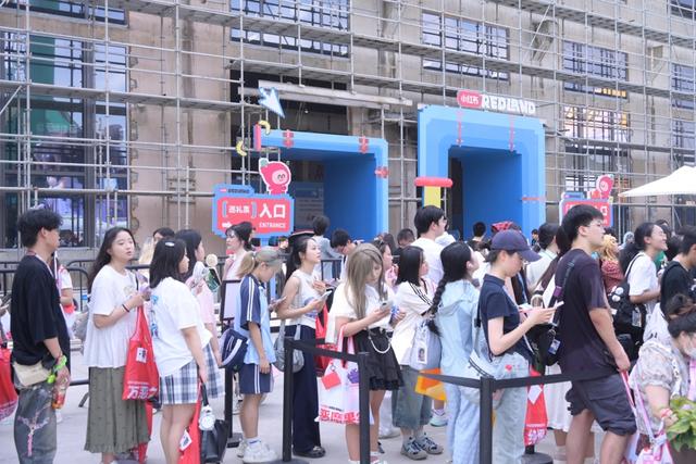 上海，小红书和B站漫展“世纪同框”：贴脸商战，还是共襄盛举？