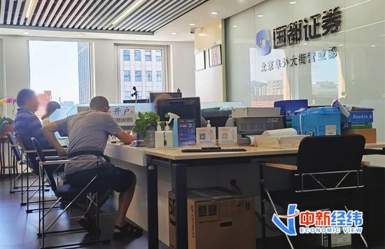 “21年老股民查股票账户”，券商营业部又热闹起来了！