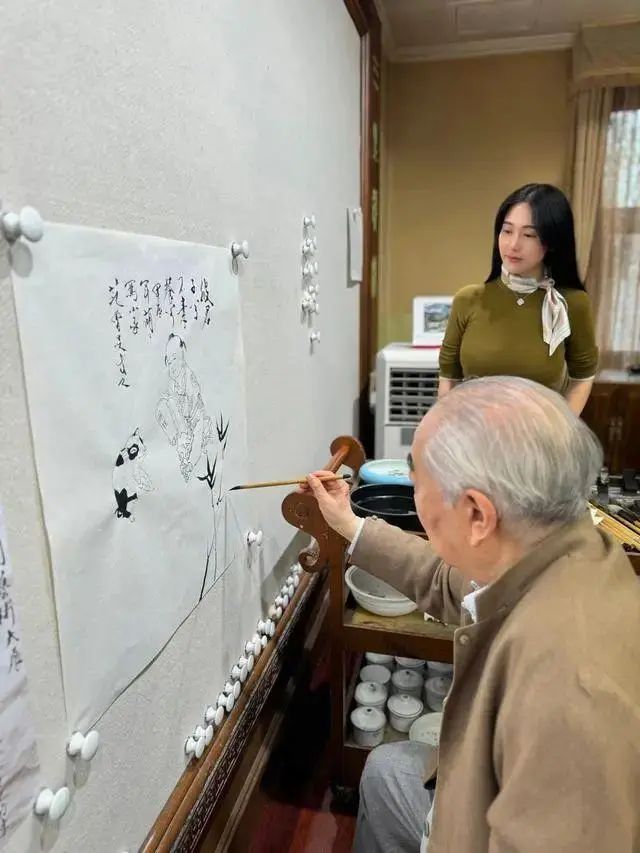 书画大师范曾女儿发文：父亲被其妻带走后失联，住所已贴封条，书画古董被运走，员工被恐吓不许外传消息