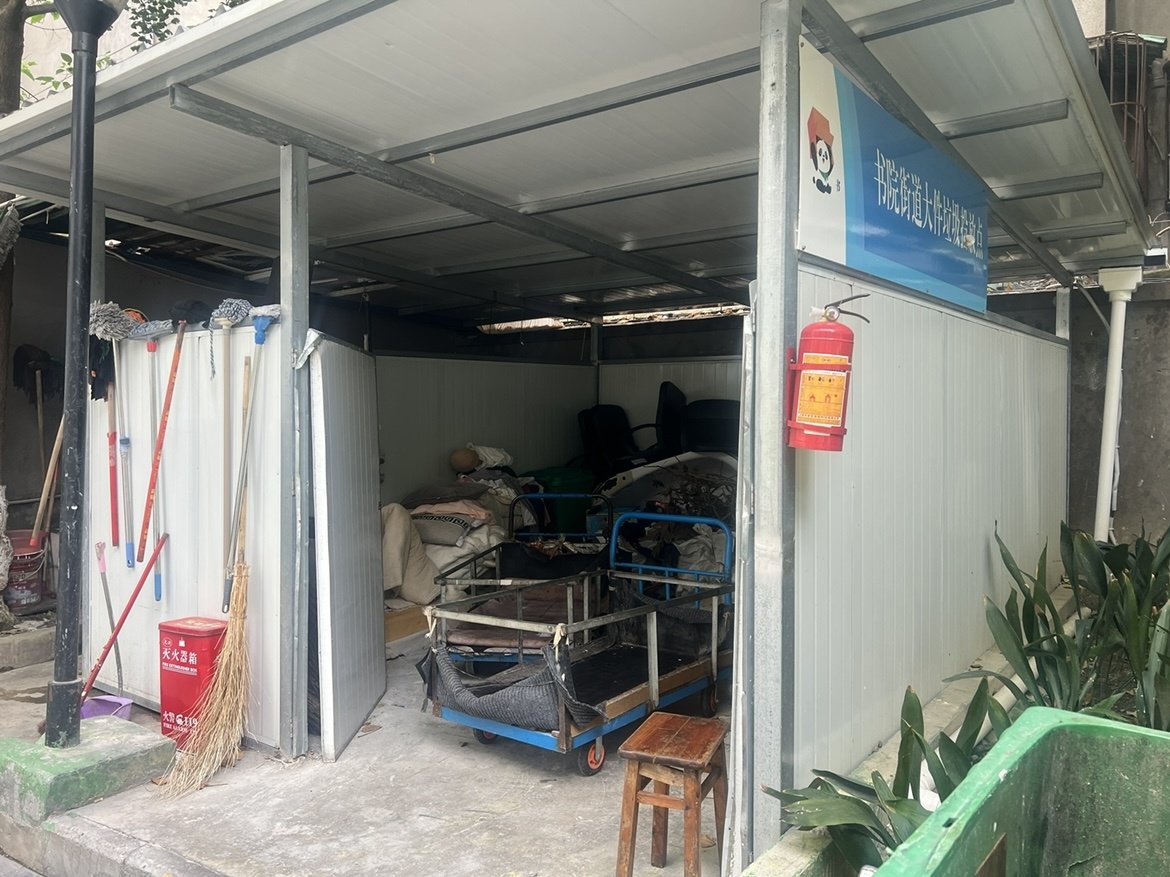 沙发床垫“倒贴钱也没人收”，废旧家具咋成了“烫手山芋”？