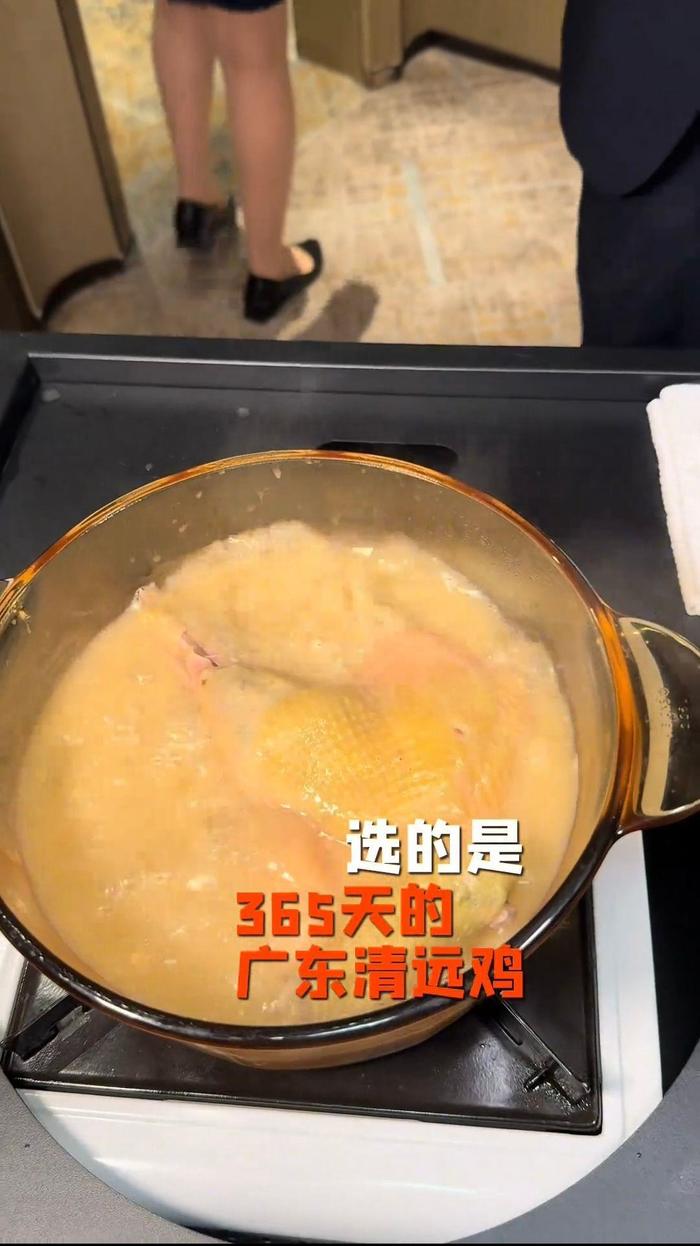 上海一家餐厅半只鸡卖1999元？店方：主要食材除了鸡还有鱼翅，金钩翅占了价格大头