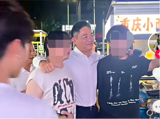 刘强东回乡48小时：吃烧烤、看球赛，为自家超市站台
