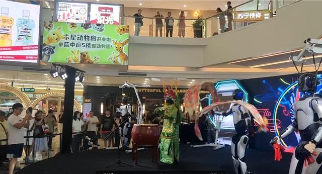 上海机器人“走穴”日入1.5万，三个月商单已过百，美巨头请它代替贝克汉姆