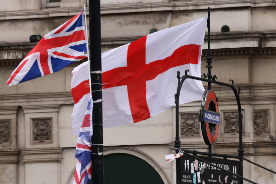 英国首相斯塔默就反移民游行表态：民众有权进行“和平抗议”
