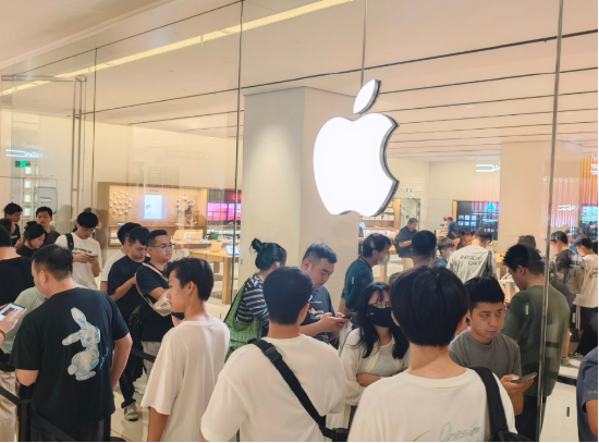 iPhone 17首日：Pro版遇冷、eSIM跳票、华为降价截胡